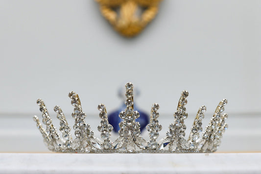 CYRA silver crown with a luxurious look and shimmering crystals.